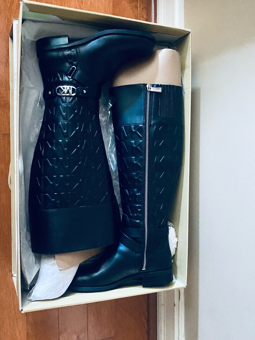 ✅ NEW ✅ Michael Kors Black Embossed MK Riding Boots with Signature Hardware - Picture 4 of 4